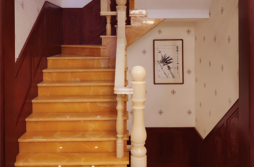 施甸中式别墅室内汉白玉石楼梯的定制安装装饰效果